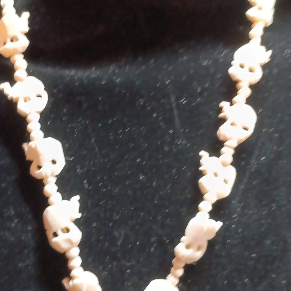 Ivory elephant vintage necklace